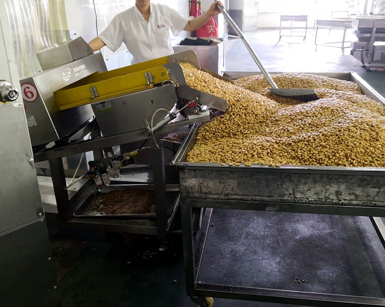 傻二哥花生食品金屬檢測(cè)機(jī)使用現(xiàn)場(chǎng).jpg