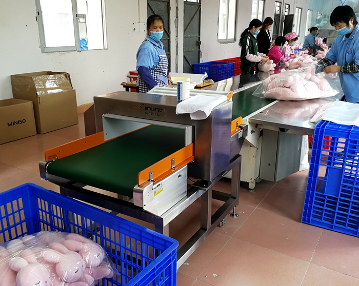 1562335803611359.jpg 源康毛絨玩具壓縮導(dǎo)入型金屬檢測(cè)機(jī)1.jpg