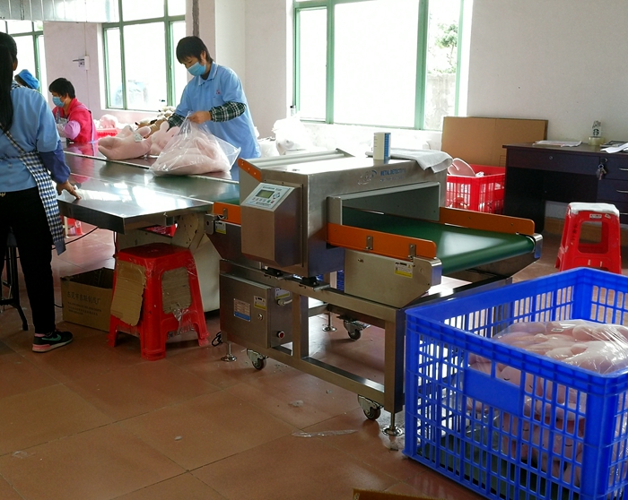 1562335817954590.jpg 源康毛絨玩具壓縮導(dǎo)入型金屬檢測(cè)機(jī)2.jpg