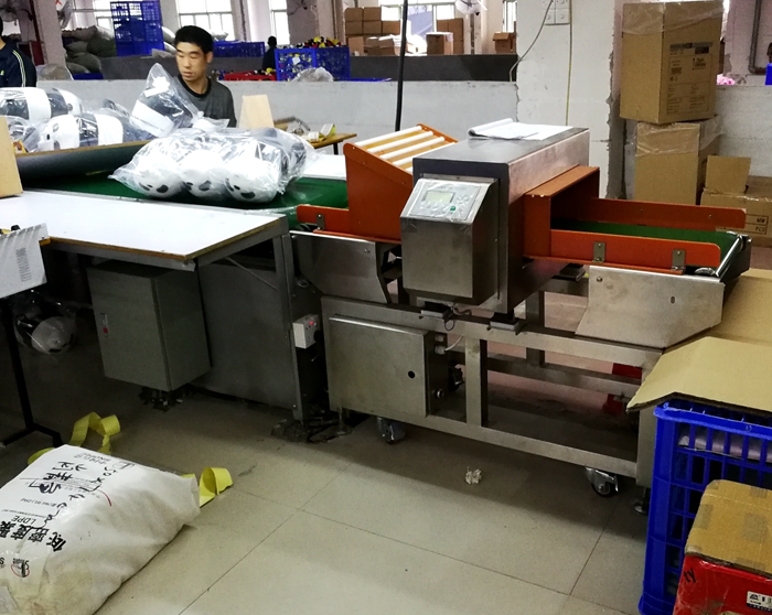 1562335827539627.jpg 源康毛絨玩具壓縮導(dǎo)入型金屬檢測(cè)機(jī)7.jpg