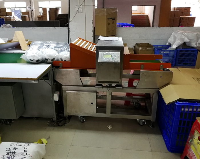1562335895331129.jpg 源康毛絨玩具壓縮導(dǎo)入型金屬檢測(cè)機(jī)6.jpg